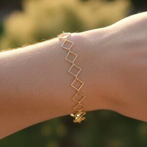"Elegant & Trendy Bracelet, A Perfect Gift for Women, Thoughtful, EVCH1704